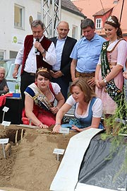 Spargelanstich auf dem Schrobenhausener Spargelmarkt(©Foto: Martin Schmitz)